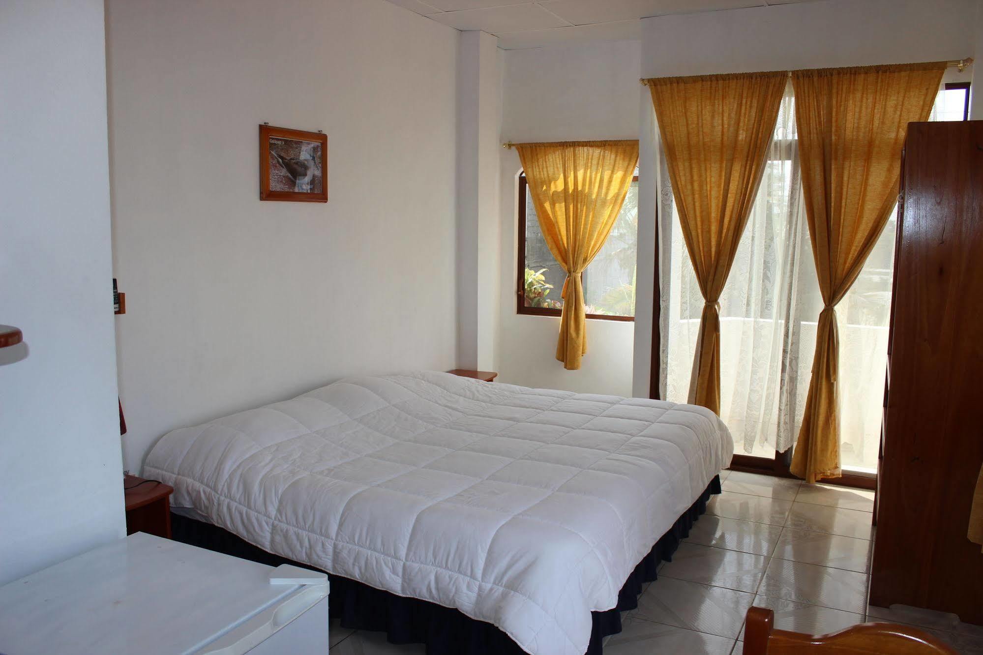 Galapagos Best Hostel Puerto Ayora  Bagian luar foto