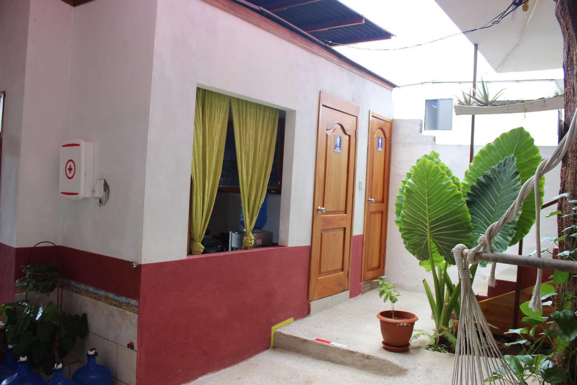 Galapagos Best Hostel Puerto Ayora  Bagian luar foto