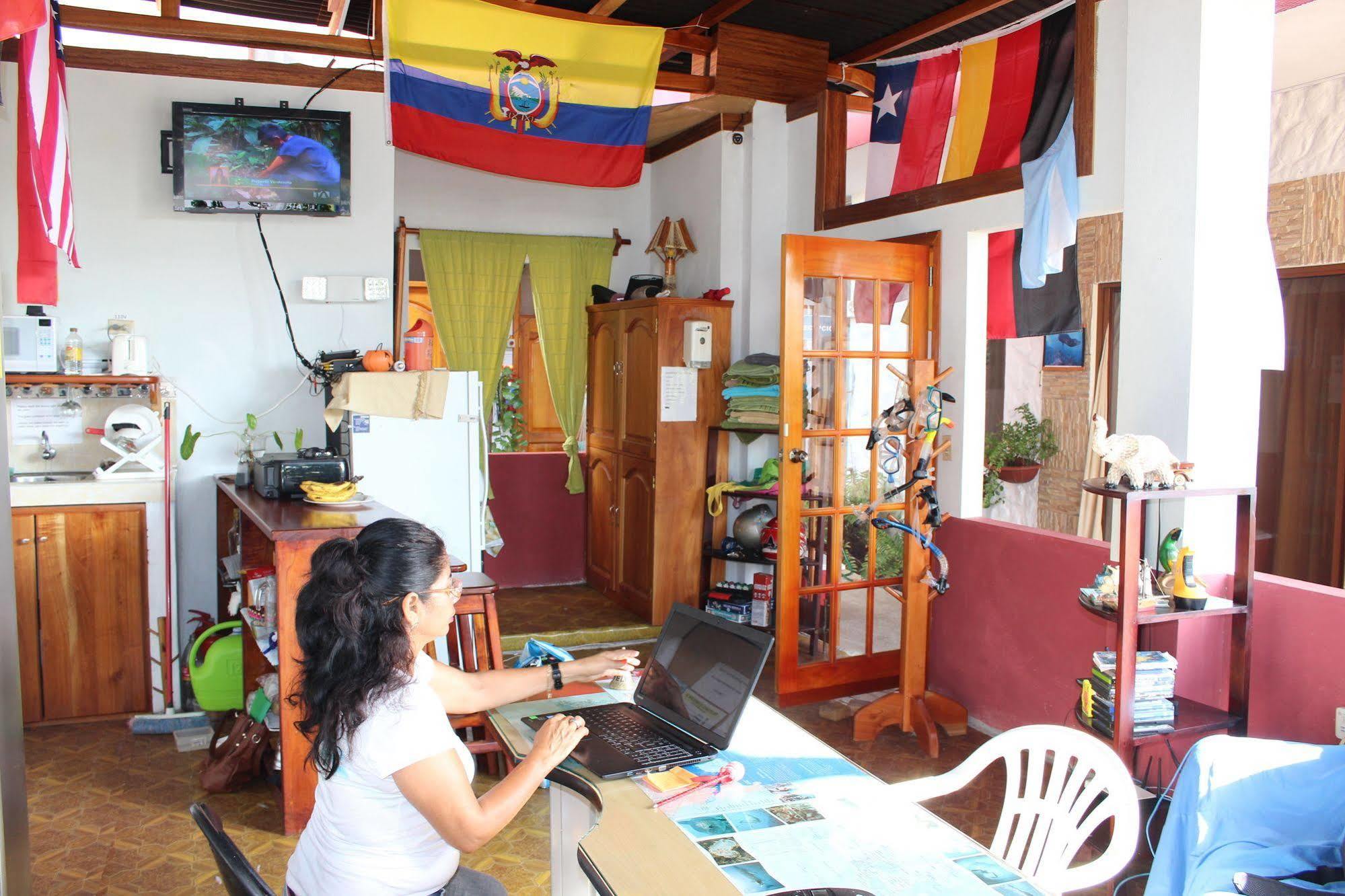 Galapagos Best Hostel Puerto Ayora  Bagian luar foto