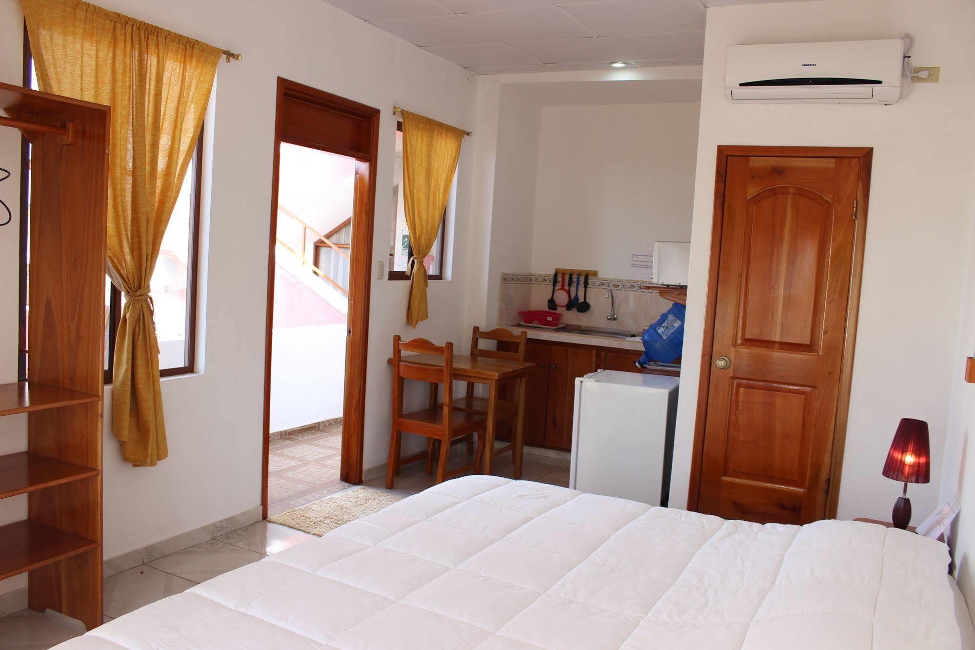 Galapagos Best Hostel Puerto Ayora  Bagian luar foto