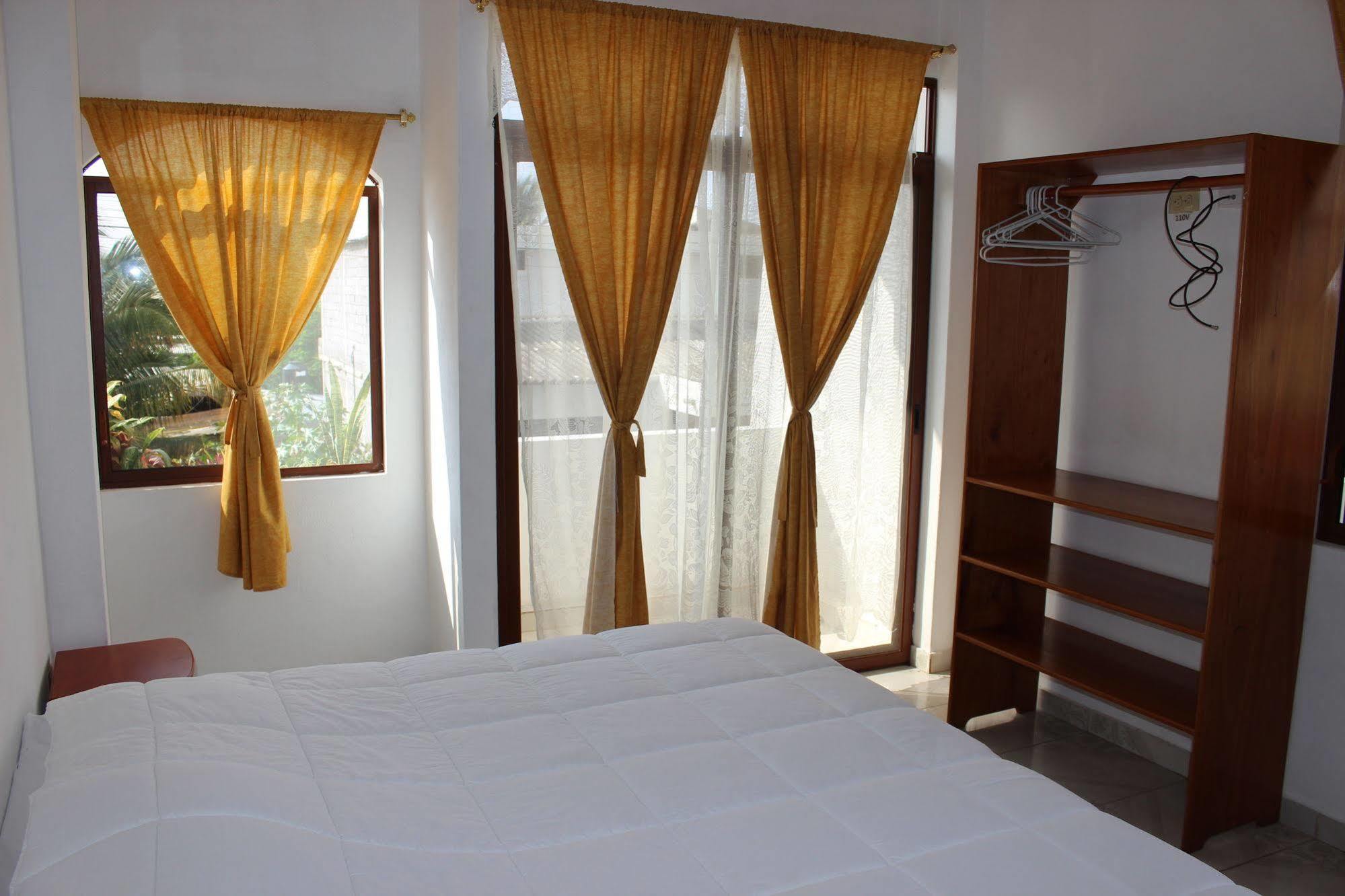 Galapagos Best Hostel Puerto Ayora  Bagian luar foto