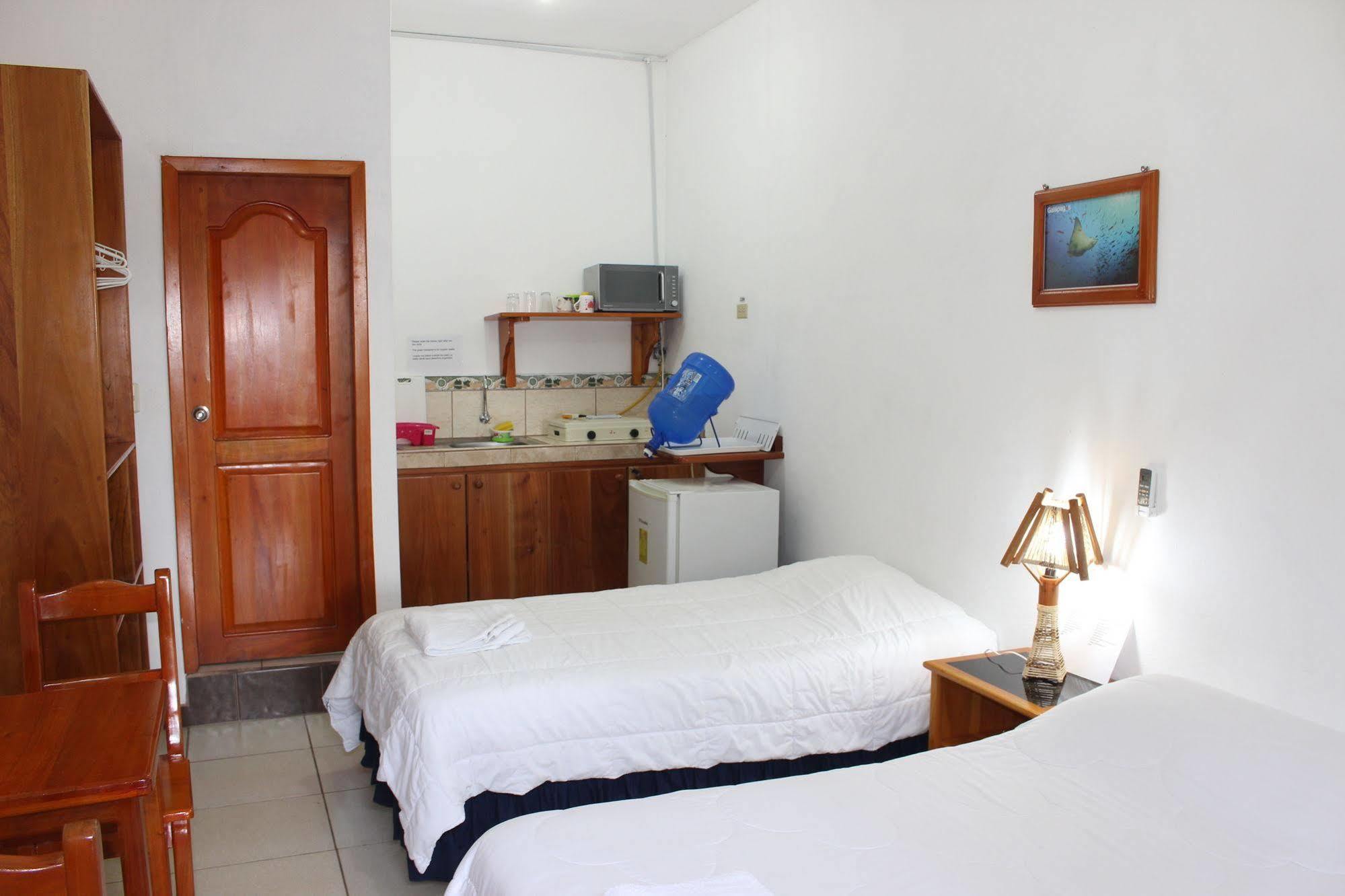 Galapagos Best Hostel Puerto Ayora  Bagian luar foto
