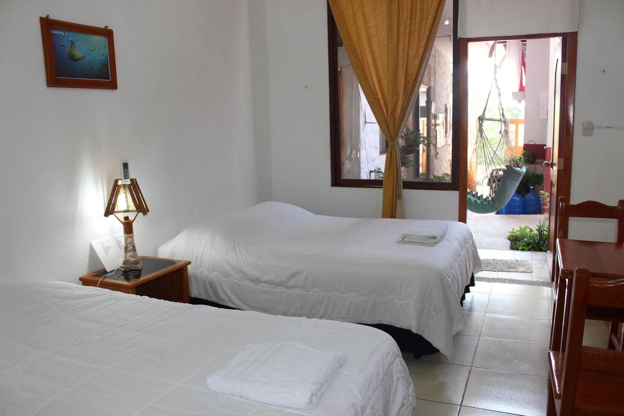 Galapagos Best Hostel Puerto Ayora  Bagian luar foto